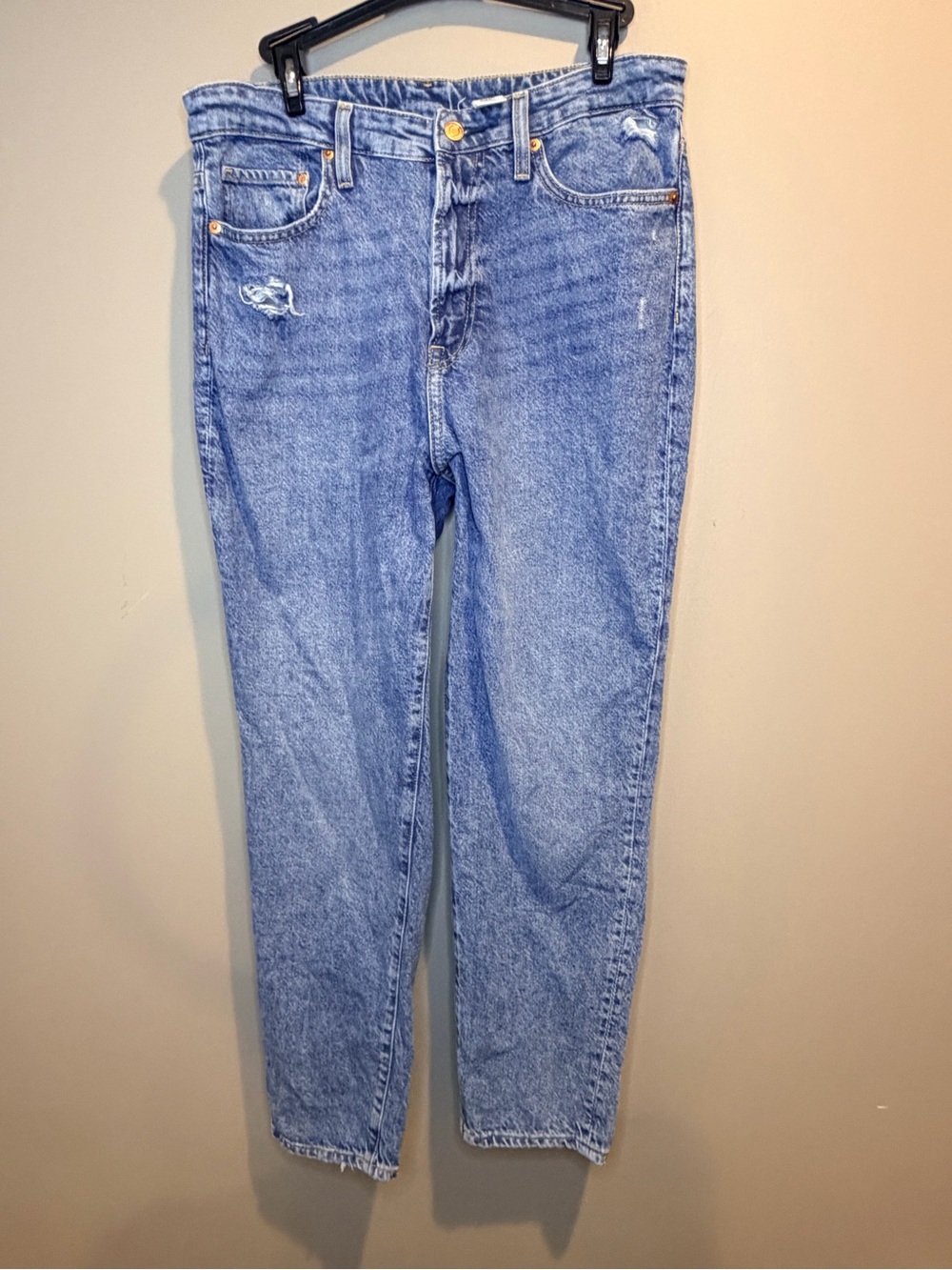 Women’s Light Blue Straight-Leg Jeans with Subtle Distressing